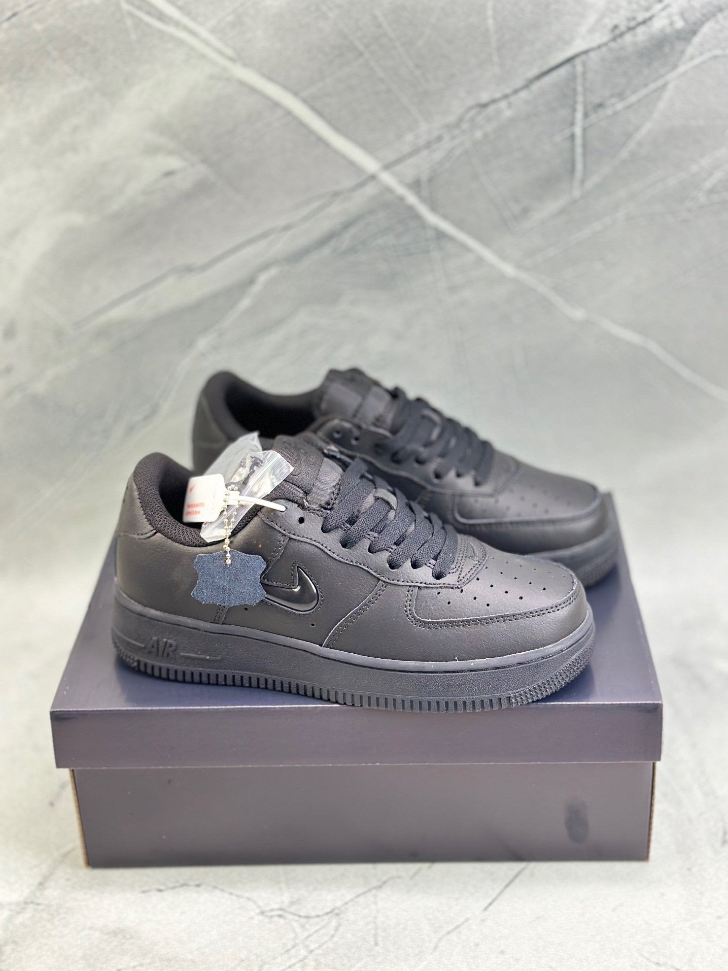 NIKE AIR FORCE 1  LOW OPEN BOX UNUSED