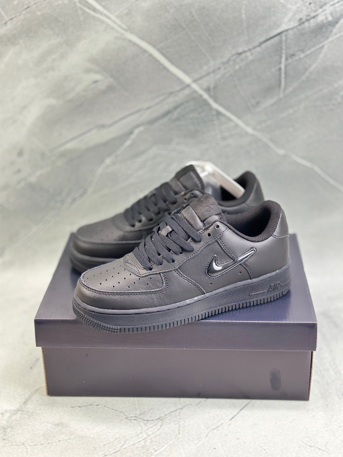 NIKE AIR FORCE 1  LOW OPEN BOX UNUSED