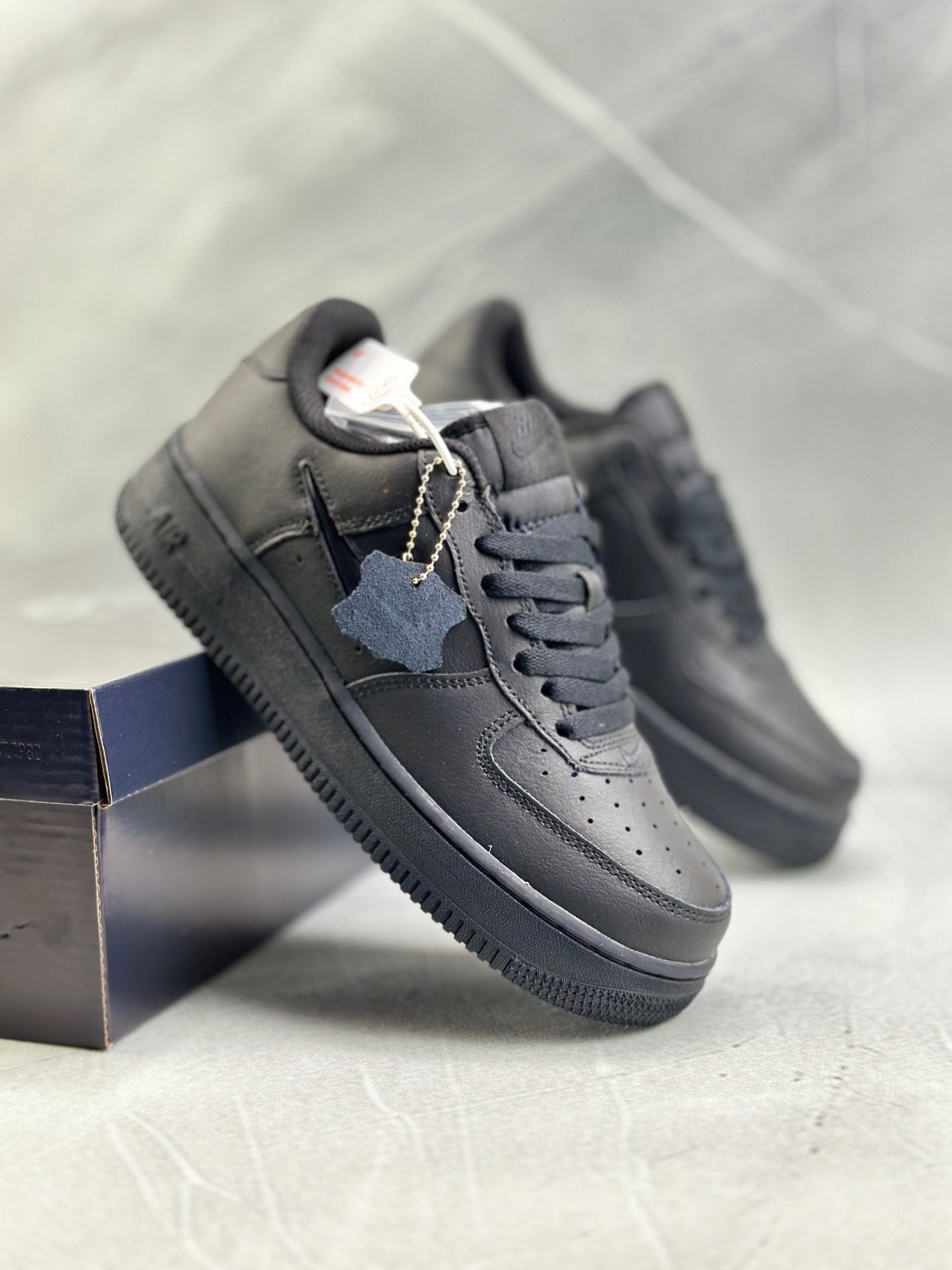 NIKE AIR FORCE 1  LOW OPEN BOX UNUSED