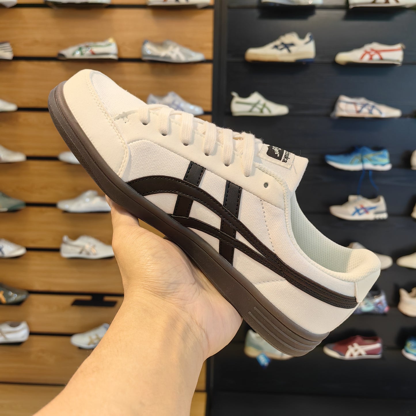 ONITSUKA TIGER ADVANTI WHITE/BLACK OPEN BOX UNUSED